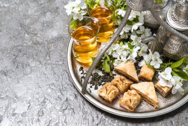 Çay gözlük ve pot, geleneksel tatlılar. İslami tatil. Bayram bir