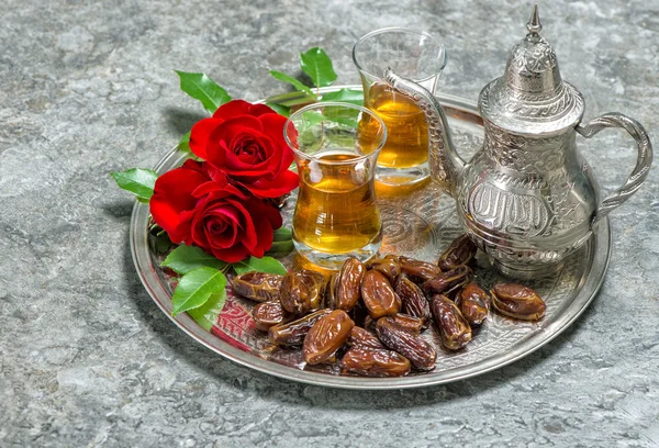 Tea, dates fruits and flowers. Islamic holidays decoration. Eid — Stock Photo, Image