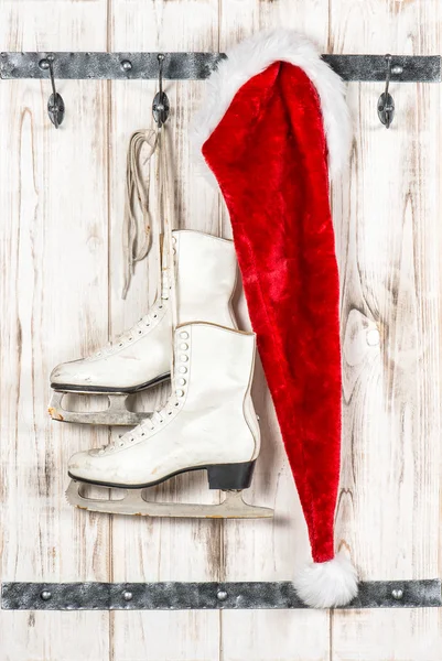 Santas vörös kalapot és fehér korcsolya. Karácsonyi dekoráció — Stock Fotó