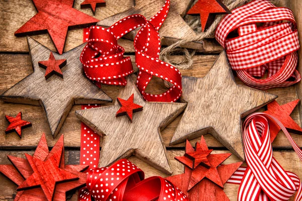 圣诞装饰品木制星星和红丝带 — 图库照片