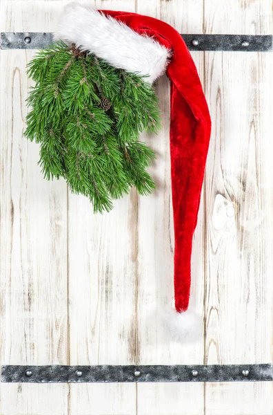 Roter Weihnachtsmann-Hut und grüne Christbaumdekoration — Stockfoto