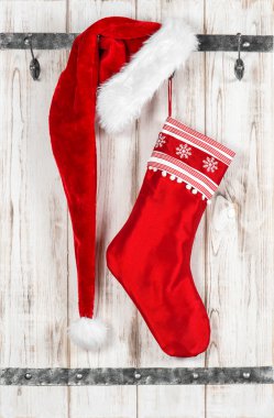 Kırmızı Santa Claus şapka ve hediyeler için çorap. Noel dekorasyon