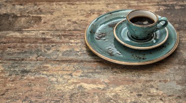 Mavi ahşap arka plan üzerinde siyah kahve fincan. Vintage tarzı