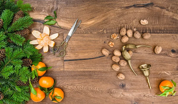 Buah jeruk mandarin, kacang kenari dan aksesoris vintage — Stok Foto