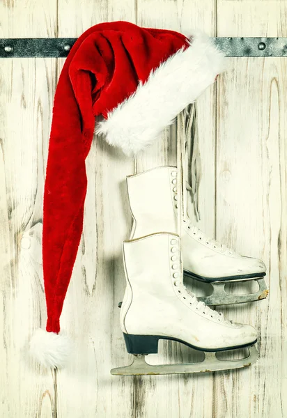 Roter Weihnachtsmann-Hut und Schlittschuhe. Weihnachtsdekoration — Stockfoto