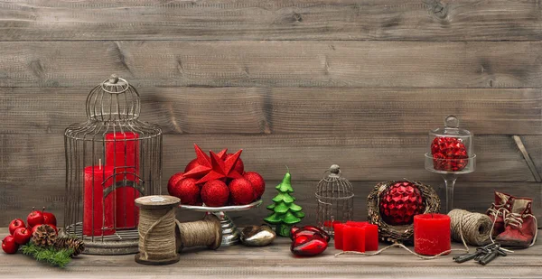 Винтажные рождественские украшения с красными свечами, звездами и безделушками — стоковое фото