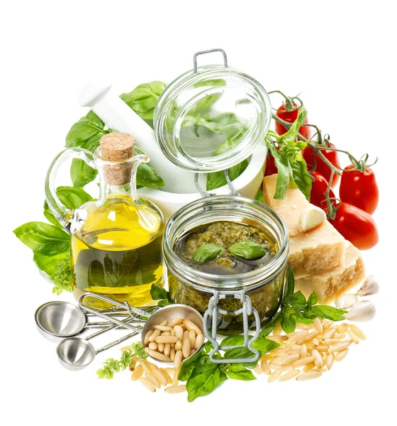 Ingredienti della salsa di pesto. Olio d'oliva, basilico, parmigiano — Foto Stock