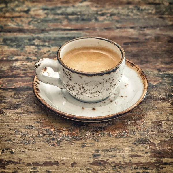 Svart kaffe på träbord. Vintage stil stilleben — Stockfoto