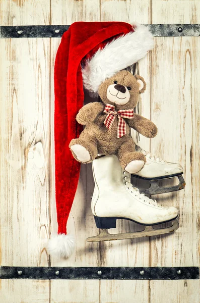 Chapéu vermelho, ursinho de peluche e patins de gelo. Decoração de Natal vintage — Fotografia de Stock