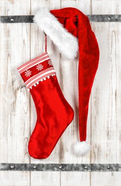 Kırmızı Santa Claus şapka ve hediyeler için çorap. Noel dekorasyon