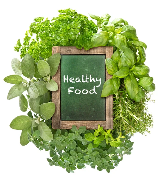 用新鲜的香草的绿色黑板。健康的食物 — 图库照片