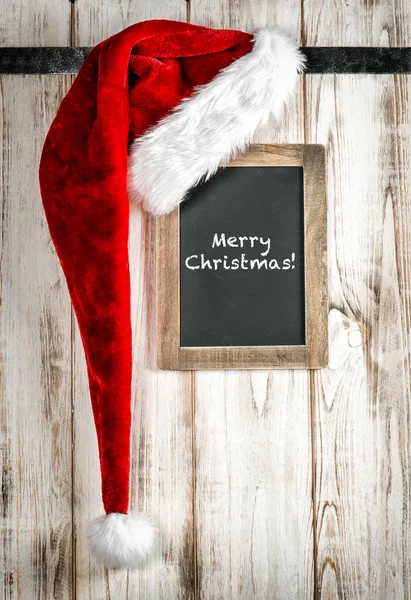 Chapéu vermelho de Papai Noel e chalkboard vintage. Decoração de Natal — Fotografia de Stock