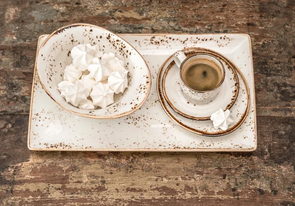 Schwarzer Kaffee mit Baiser-Keksen. Stillleben aus alten Zeiten — Stockfoto