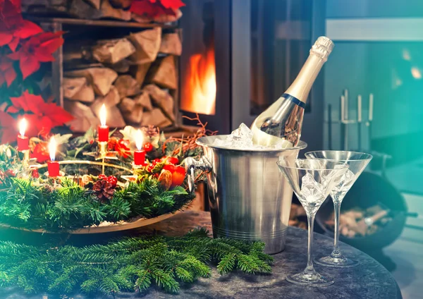 Abendessen bei Kerzenschein. Festliche Dekoration für Weihnachten und Neujahr — Stockfoto