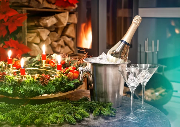 Abendessen bei Kerzenschein. Festliche Dekoration für Weihnachten und Neujahr — Stockfoto