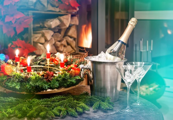 Abendessen bei Kerzenschein. Festliche Dekoration für Weihnachten und Neujahr — Stockfoto