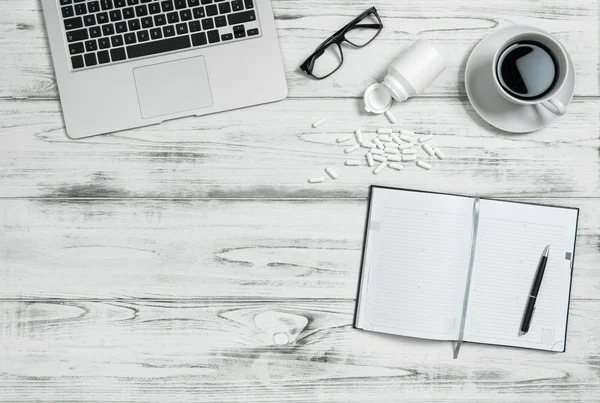 Escritório local de trabalho café e cápsulas de medicina. Conceito de stress bl — Fotografia de Stock