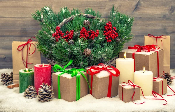 Decoración de Navidad con cajas de regalo y velas encendidas —  Fotos de Stock