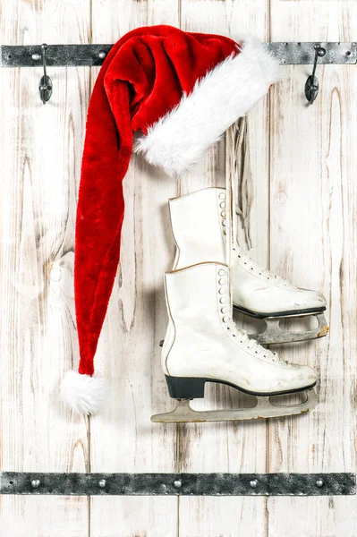 Weihnachtsdekoration roter Weihnachtsmann-Hut und Schlittschuhe — Stockfoto