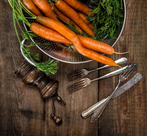 Carote con foglie verdi. Cibo sano. Ortaggi — Foto Stock