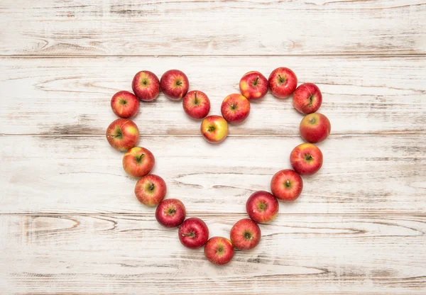 Rode appels hart vorm — Stockfoto