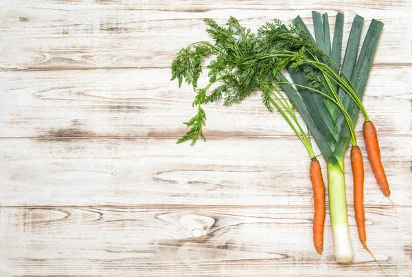 Legume proaspete. Praz şi morcovi. ingrediente alimentare sănătoase — Fotografie, imagine de stoc