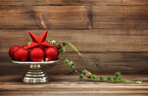 De decoratie van Kerstmis met rode kerstballen. Vintage stilleven — Stockfoto