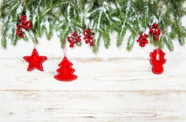 Kırmızı dekorasyon ile Noel ağacı. Kış tatili