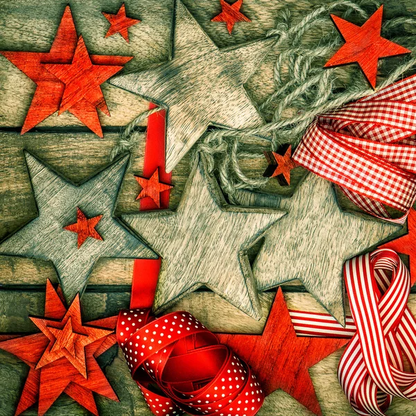 Decoraciones de Navidad estrellas de madera y cintas rojas — Foto de Stock