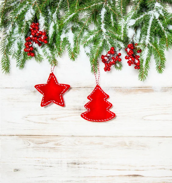 Ramas de árbol de Navidad con decoración roja. Vacaciones de invierno —  Fotos de Stock