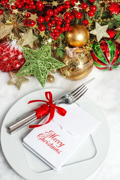 Decoración de Navidad. Ajuste de mesa con adornos brillantes —  Fotos de Stock