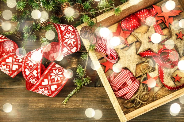 Kerstversiering houten sterren rood linten. Vintage stijl li — Stockfoto