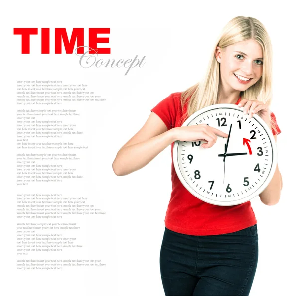 Молодая женщина держит часы. концепция управления временем — стоковое фото