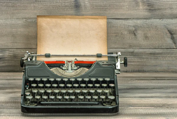 Antique typewriter with grungy paper. Retro style — Stock Photo, Image