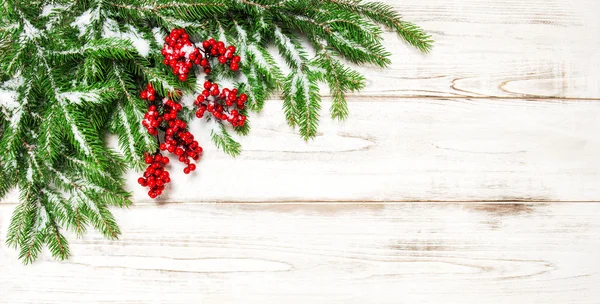 Christmas decoration border. Fir tree branch with red berries — Stock Photo, Image