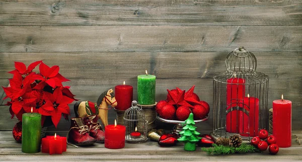 Decorazione natalizia candele rosse, fiore poinsettia, stelle e b — Foto Stock