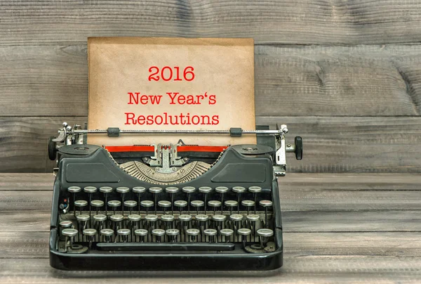 Máquina de escribir antigua con papel grueso. Resoluciones de Año Nuevo —  Fotos de Stock