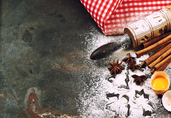 Mjöl, ägg, kavel och cookie fräsar. Julmat — Stockfoto