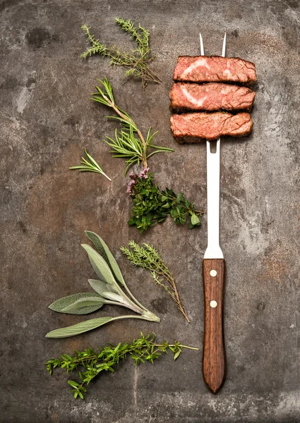 Grelhado carne carne ervas especiarias na mesa da cozinha. Fundo alimentar — Fotografia de Stock