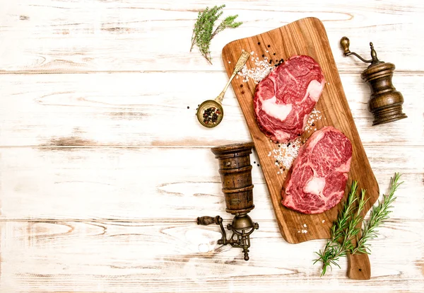 Carne fresca crua Ribeye Steak. Ervas e especiarias. Fundo alimentar — Fotografia de Stock