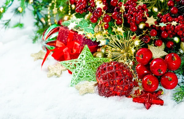 Рождественские украшения красный золотой зеленый на белом фоне — стоковое фото