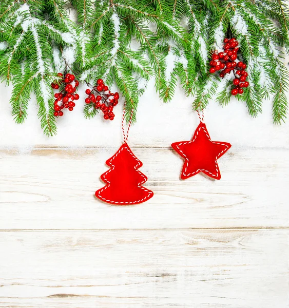 Noel ağacı dalları kırmızı dekorasyonu ile. Kış tatili — Stok fotoğraf