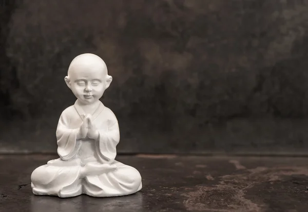 Buda rezando. Estatua blanca. Concepto de meditación —  Fotos de Stock