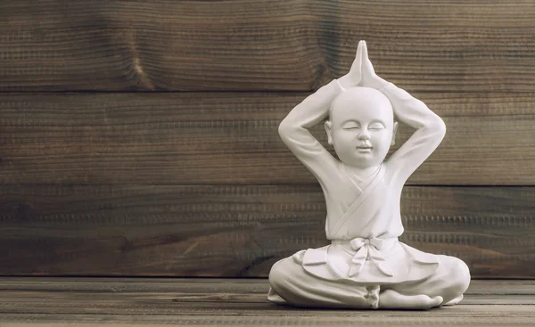 Buda branca. Escultura de monge. Meditação e relaxamento — Fotografia de Stock