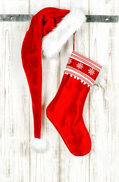 Weihnachtsstrumpf. Dekoration mit roten Ornamenten — Stockfoto