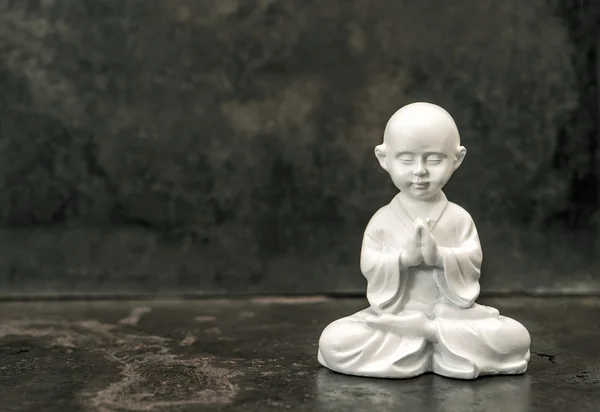 Buda rezando. Estatua blanca. Concepto de meditación. Vintage tonificado —  Fotos de Stock