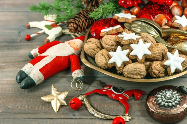 クリスマスのクッキーとヴィンテージの装飾。お祝い食糧 — ストック写真