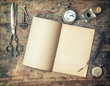 Açık günlüğü kitap ve yazma araçları vintage kalem tüy