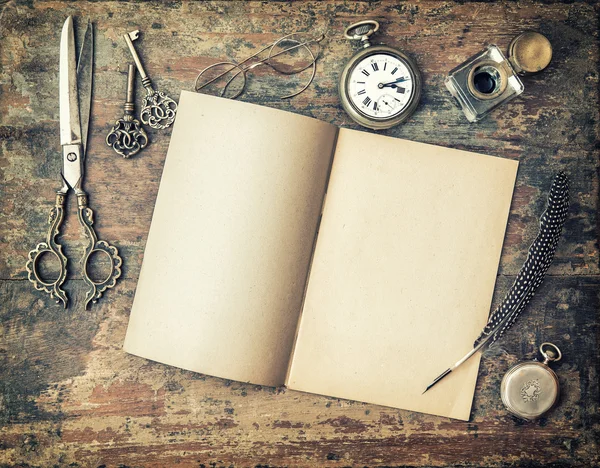 Libro diario abierto y herramientas de escritura vintage pluma pluma — Foto de Stock