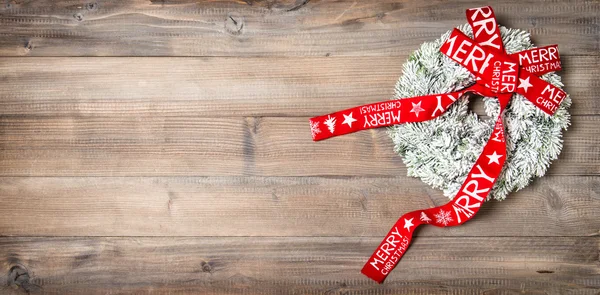 Corona de Navidad con cinta roja. Adorno vintage festivo —  Fotos de Stock